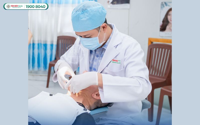 Bác sĩ sẽ phân tích khớp cắn kỹ lưỡng và chỉ định có cần nhổ hay không
