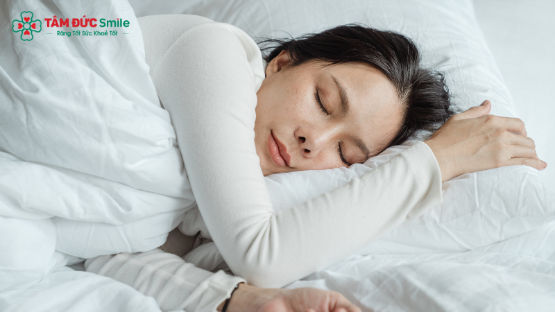 Thói quen ngủ nghiêng có thể làm má cọ xát vào khí cụ niềng