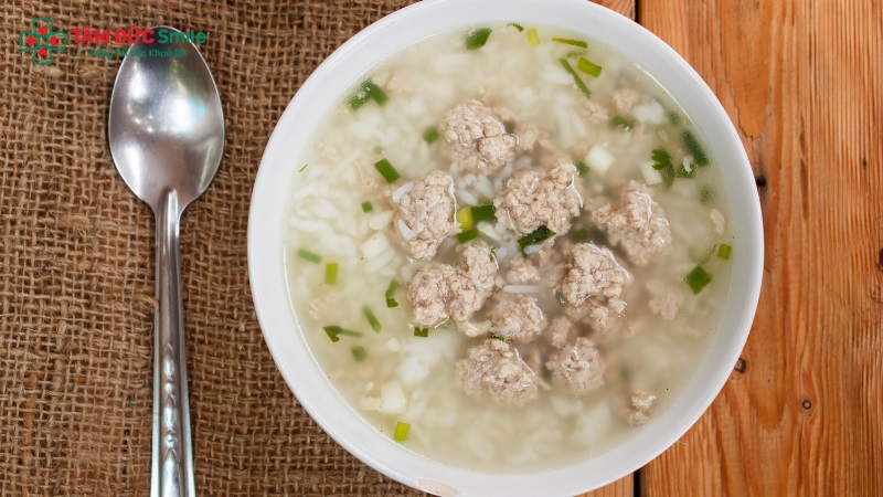 Chọn chế độ ăn phù hợp giúp giảm kích ứng vết loát như cháo, soup, sữa chua,...