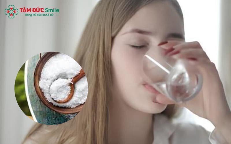 Súc nước muối giúp giảm ê buốt và đau nhức hiệu quả khi niềng rang