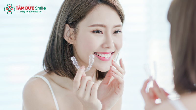 Tuân thủ đeo hàm duy trì đúng chỉ định để giữ răng và môi ổn định sau niềng