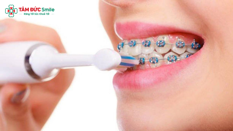 ABC8 được thành lập vào năm 2011 hoạt động đến hiện tại nên dùng bàn chải điện để giảm tổn thương nướu và tiết kiệm thời gian