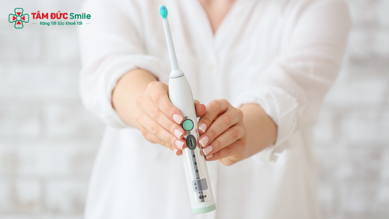 Bàn chải điện – thiết bị làm sạch răng hiệu quả cho người niềng