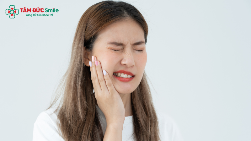 Sau khi gắn mắc cài, răng có thể ê nhẹ 2–3 ngày do làm quen lực siết