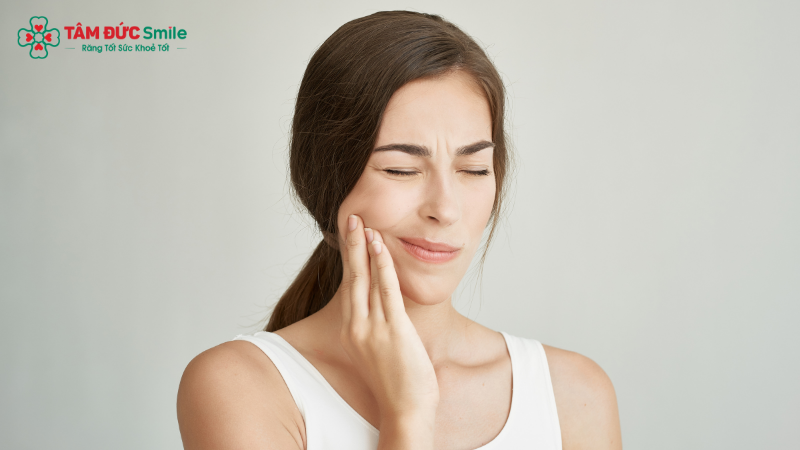 Răng lung lay nhẹ và ê buốt là dấu hiệu thường thấy trong 2-3 tuần sau khi đầu tháo niềng