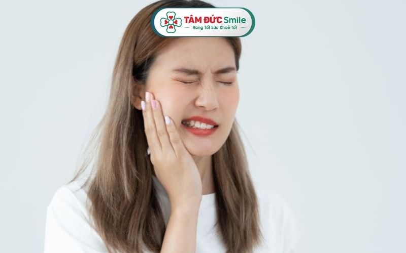Răng khôn gây đau nhức liên tục, cứng hàm, viêm nướu, hôi miệng... thì nên nhổ răng không càng sớm càng tốt