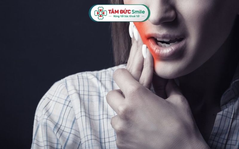 Răng khôn mọc lên có thể gây đau nhức âm ỉ, cứng miệng, khó há miệng...