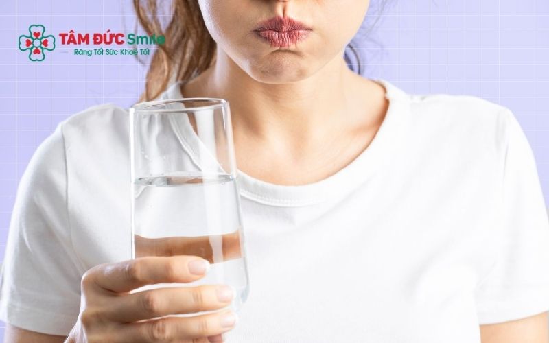 Súc miệng bằng nước muối ấm sau khi nhổ răng khôn khoảng 1-2 ngày có thể giúp giảm đau, phòng tránh viêm nhiễm