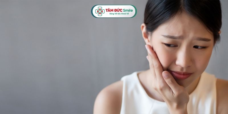 Đau răng nhẹ, xuất hiện điểm đen nhỏ trên răng, dễ giắt thức ăn giữa các răng... có thể là dấu hiệu sớm của sâu kẽ răng