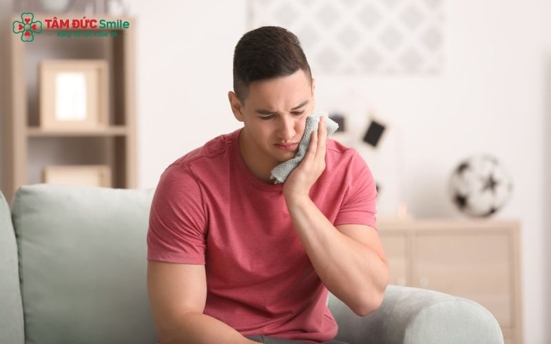 Quý khách có thể chườm lạnh lên má sau khi siết răng để giảm ê đau