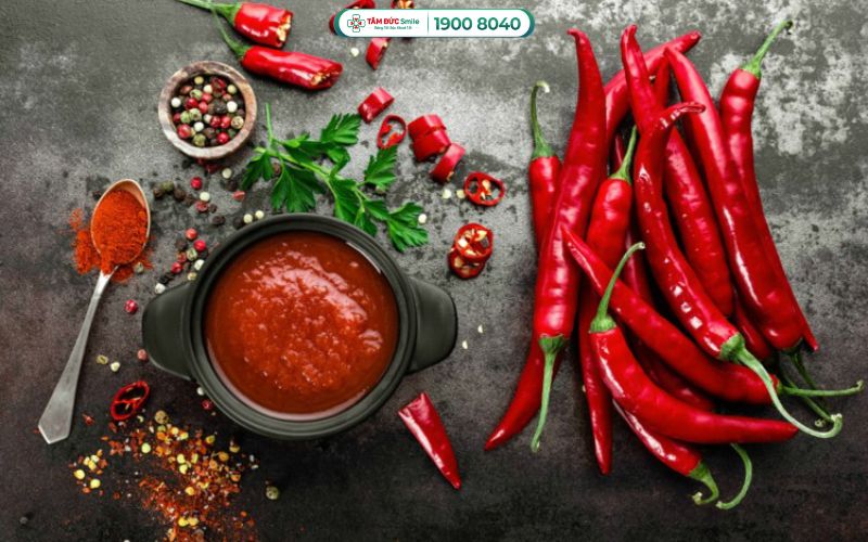 Đồ cay, nóng dễ làm nướu bị kích ứng