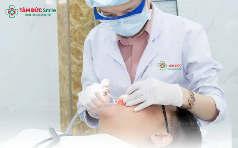 Liên hệ ngay với nha sĩ khi có dấu hiệu bất thường sau niềng