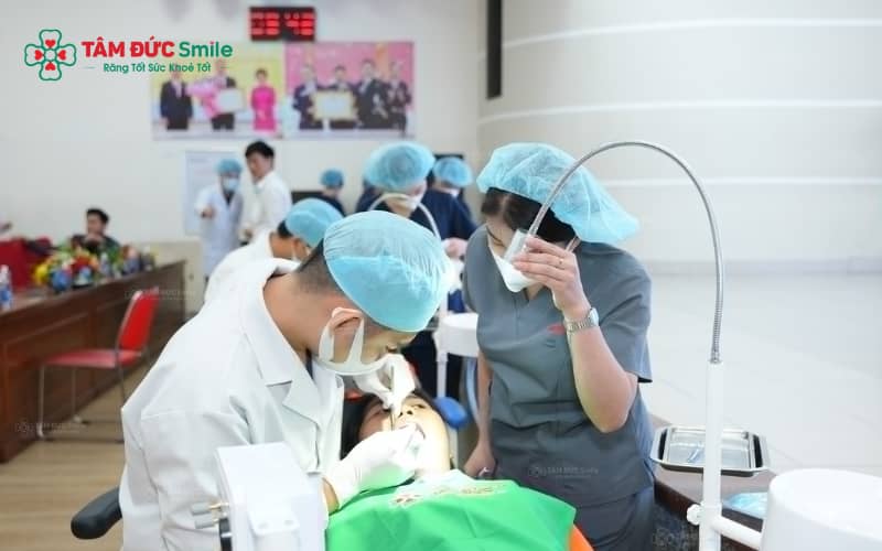 Tình trạng sưng nhẹ và ê nhức có thể xuất hiện trong 1–2 ngày đầu sau nhổ răng khôn
