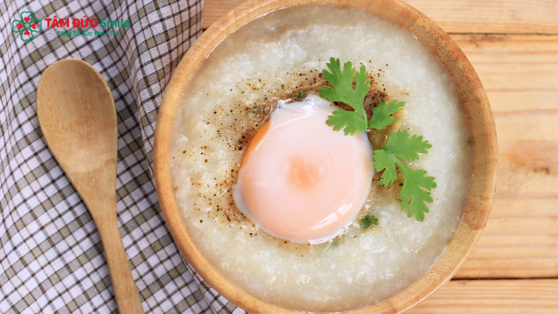 Trong thời gian nong hàm nên ưu tiên ăn cháo, soup, trứng,...