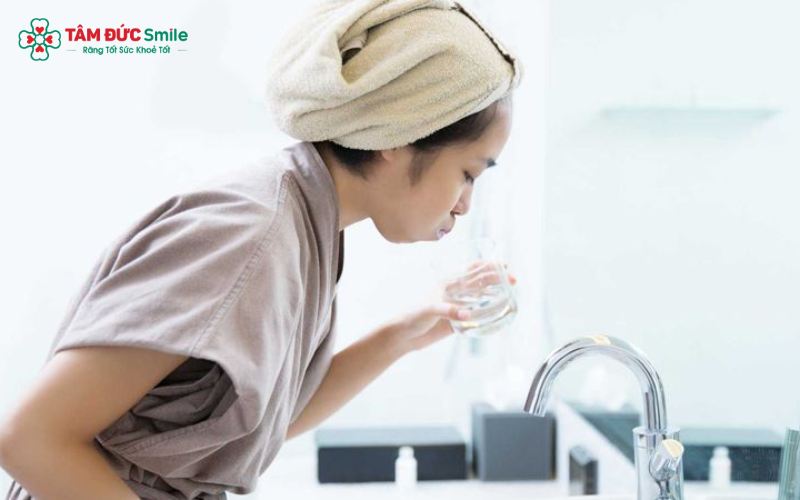 Nước muối ấm hỗ trợ làm dịu cảm giác ê buốt sau khi siết niềng