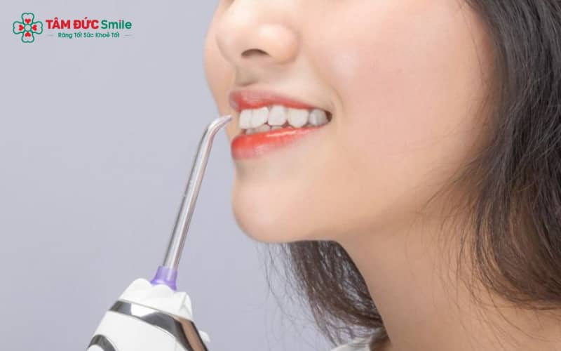 Tăm nước giúp loại bỏ vụn thức ăn quanh dây cố định nhanh chóng