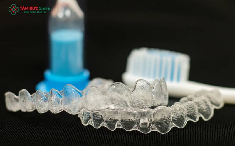 Để đảm bảo an toàn và vệ sinh, khay Invisalign nên được chải nhẹ bằng bàn chải mềm