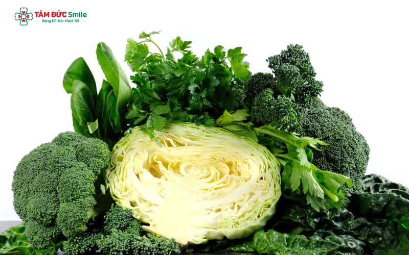 Rau xanh không chỉ cung cấp vitamin thiết yếu mà còn hỗ trợ bảo vệ nướu