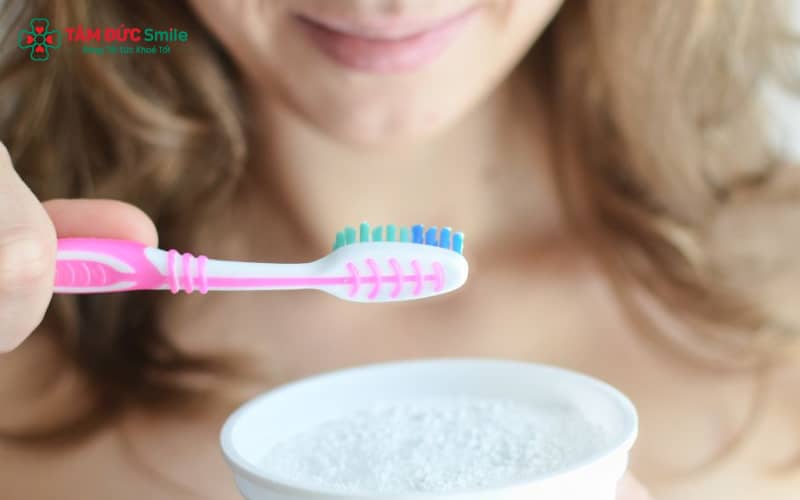 Nước muối ấm có tác dụng kháng khuẩn, hỗ trợ giảm đau và viêm nướu