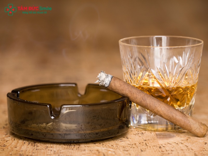 Thuốc lá và rượu bia là yếu tố làm tiêu xương nhanh hơn