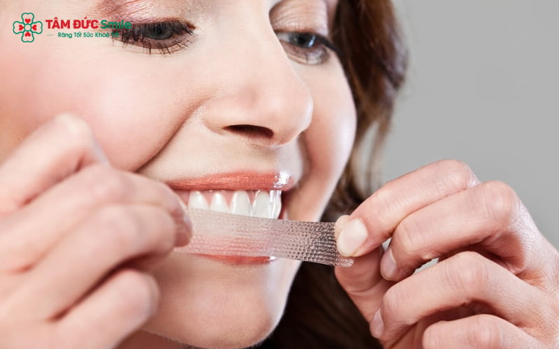 Miếng dán trắng răng sử dụng gel tẩy trắng được ép sát để phát huy hiệu quả tối đa