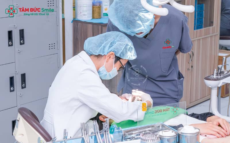 Khi răng khôn hàm trên mọc lệch hoặc viêm nhiễm, việc thăm khám và can thiệp kịp thời là rất cần thiết