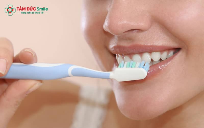 Đánh răng trước khi ăn sáng giúp hình thành lớp màng bảo vệ, hạn chế tổn hại men răng