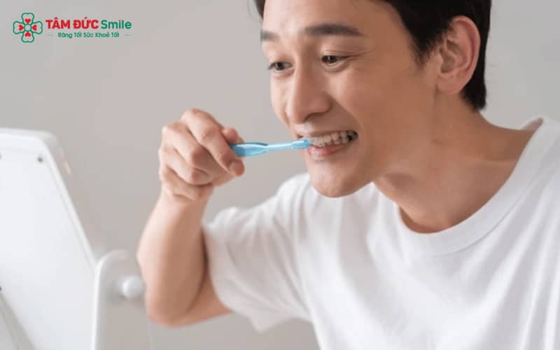 Việc chải răng trước khi ăn sáng không chỉ làm sạch vi khuẩn mà còn hình thành lớp bảo vệ và hỗ trợ tăng tiết nước bọt