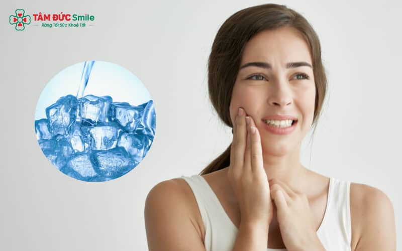 Để giảm nhức răng kinh khủng, hãy chườm lạnh với đá bọc khăn sạch hoặc túi gel lên má bên ngoài răng bị đau