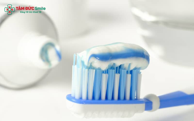 Sau phun môi, chờ khoảng 7–14 ngày để môi hồi phục và bong vảy trước khi chải răng bình thường