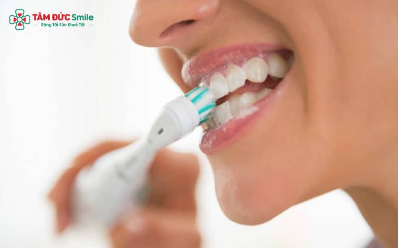 Nên ăn uống hợp lý, tránh đồ cay nóng và hạn chế nước màu sau phun môi