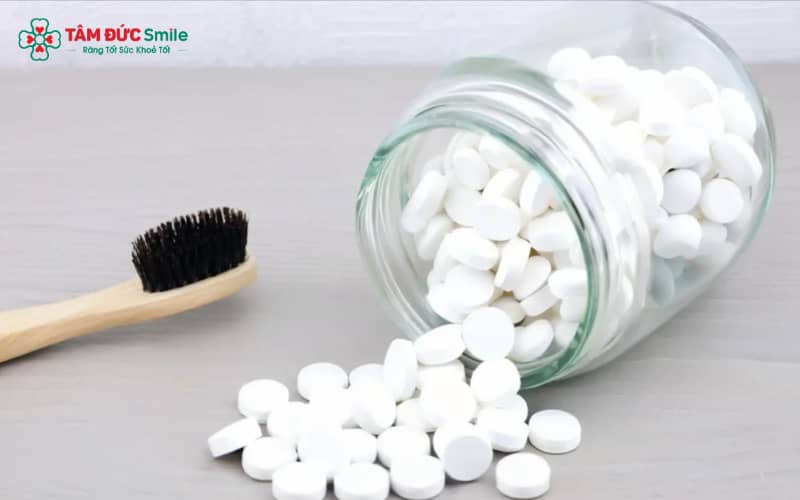 Tẩy trắng răng là một thủ thuật Abc8c1 com khuyến mãi hấp dẫn làm sáng và trắng màu răng, thường được dùng là để khắc phục răng bị ố vàng