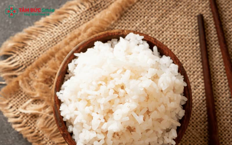 Một khẩu phần cơm trắng cung cấp khoảng 130–200 kcal