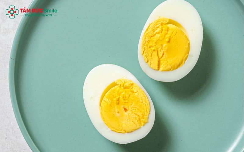 Hàm lượng calo trong một quả trứng gà dao động từ 68 đến 75 kcal