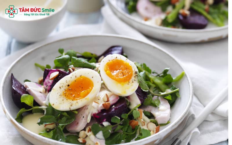 Với lượng protein dồi dào, trứng gà hỗ trợ kiểm soát cơn đói và giảm ăn vặt.
