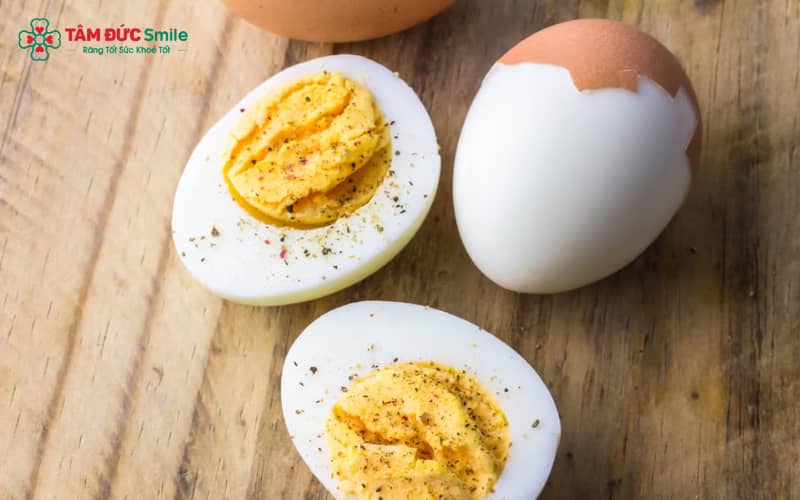 Trứng gà là lựa chọn bữa sáng giàu protein và chất béo lành mạnh