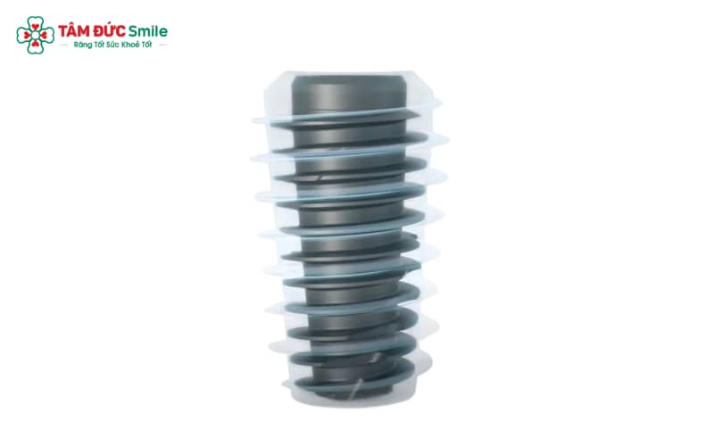 Vật liệu cấu tạo của ETK là Titanium y khoa, với Grade 4 cho hầu hết các kích thước và Grade 5 cho size Ø3 – Ø3.5
