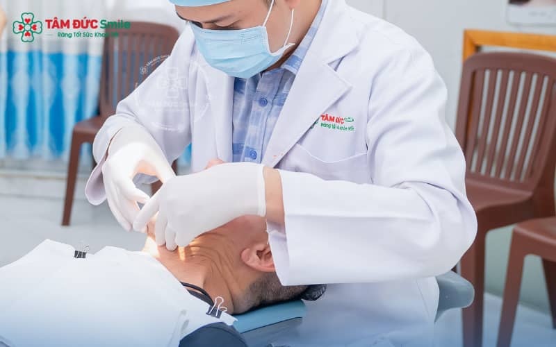 Khắc phục hiệu quả: kiểm tra X-quang, tháo mão cũ, làm sạch và bọc lại bằng vật liệu sứ cao cấp
