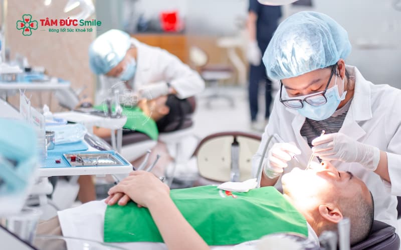 Điều trị viêm lợi cần kết hợp làm sạch nướu, dùng thuốc và chỉnh sửa mão sứ nếu bị hở hoặc sai kỹ thuật