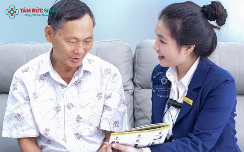 Quy trình tháo mão sứ: chụp CT, kiểm tra bằng máy scan, chọn kỹ thuật tháo an toàn, xử lý mô răng và chế tác mão mới nếu cần.