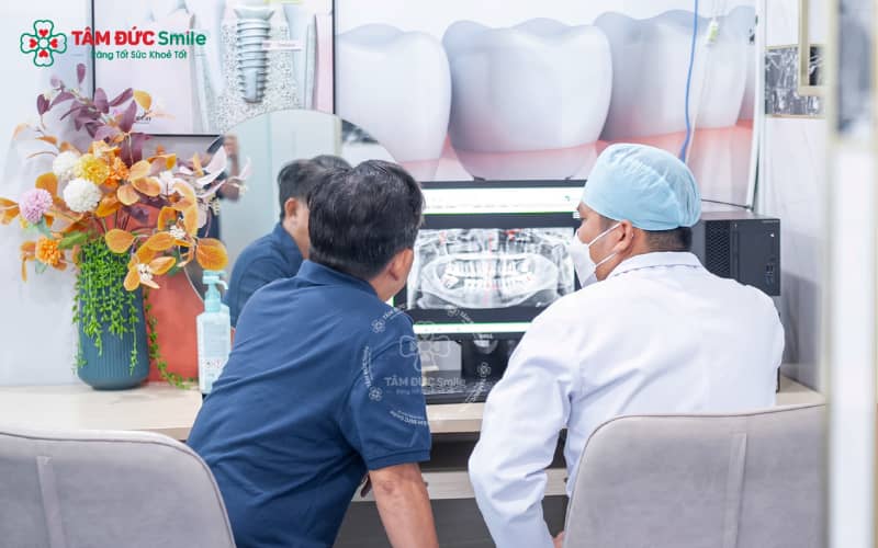 Dán sứ Veneer phù hợp cho người răng thưa nhẹ, nhiễm màu, mẻ men; không áp dụng cho răng lệch nặng hoặc sâu lớn