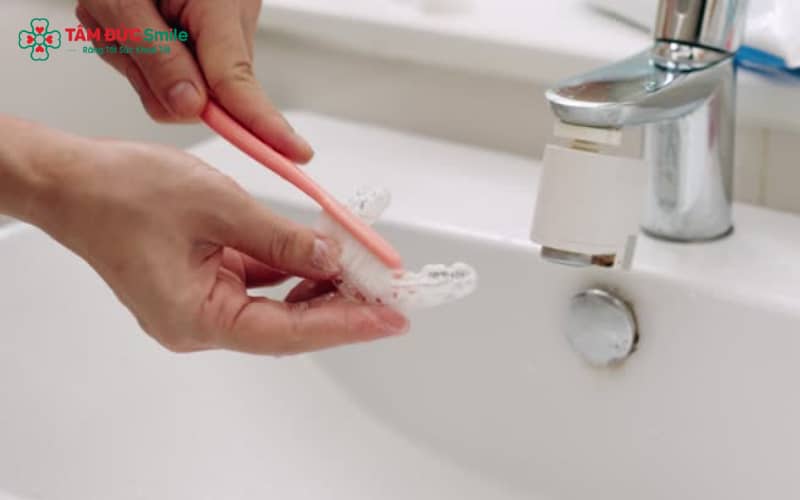 Vệ sinh khay niềng đúng cách giúp ngăn vi khuẩn, mùi hôi và ố vàng, đảm bảo hiệu quả Abc888k vip truy cập nhanh