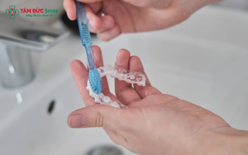 Chuẩn bị bộ dụng cụ chuyên dụng giúp làm sạch nhẹ nhàng, tránh trầy xước và kéo dài tuổi thọ của khay