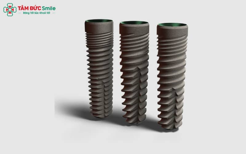 Ba loại phổ biến hiện nay: Cylinder cổ điển, rãnh nông và Hybrid giúp phù hợp với nhiều trường hợp lâm sàng khác nhau