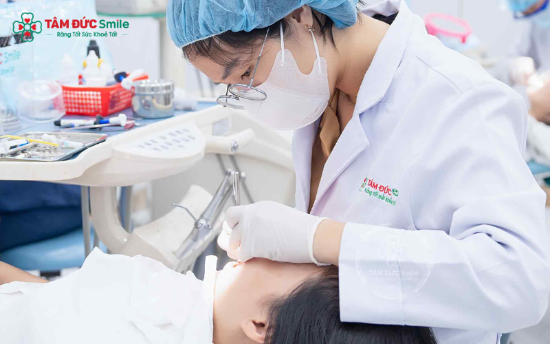 Răng toàn sứ không chứa kim loại nên không gây thâm nướu, giúp duy trì viền nướu hồng hào