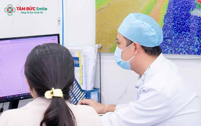 Mất răng hàm lâu ngày gây lệch khớp cắn, răng nghiêng đổ, đau khớp thái dương hàm và làm khuôn mặt già hơn tuổi