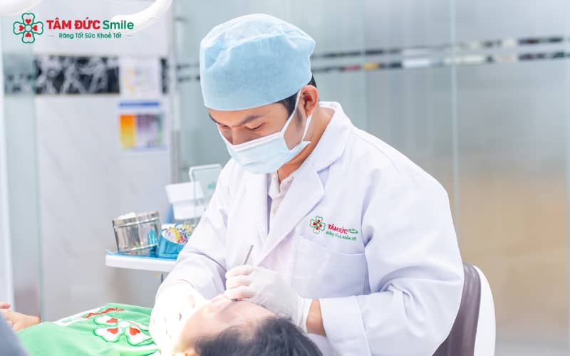 Mất răng hàm lâu ngày gây tiêu xương, xô lệch răng kế cận, lệch khớp cắn và giảm khả năng ăn nhai nghiêm trọng