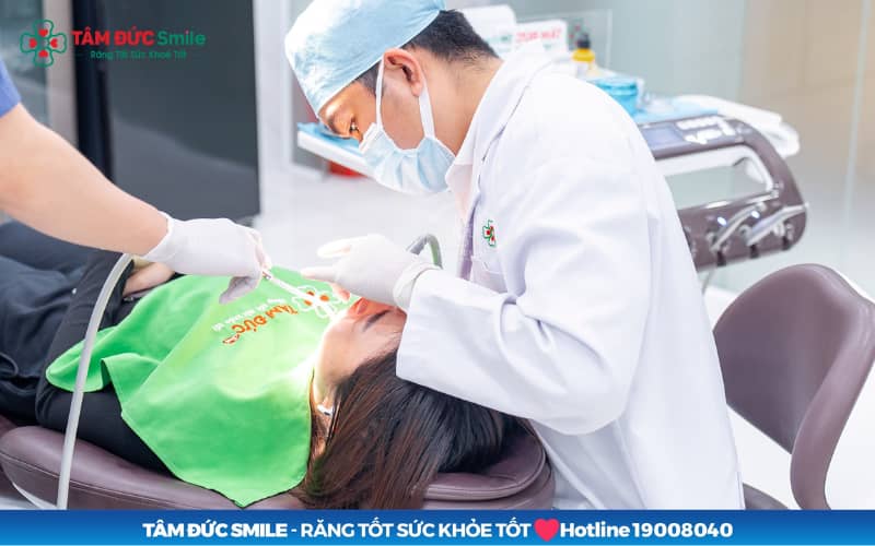 Cần đến nha sĩ ngay khi máu chảy kéo dài, sưng đau hoặc vết nhổ không lành sau vài giờ