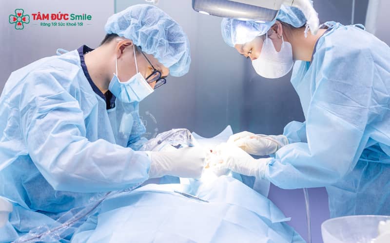 Trám phục hồi hoặc bọc sứ giúp khắc phục tình trạng mòn cổ răng hiệu quả và bền vững
