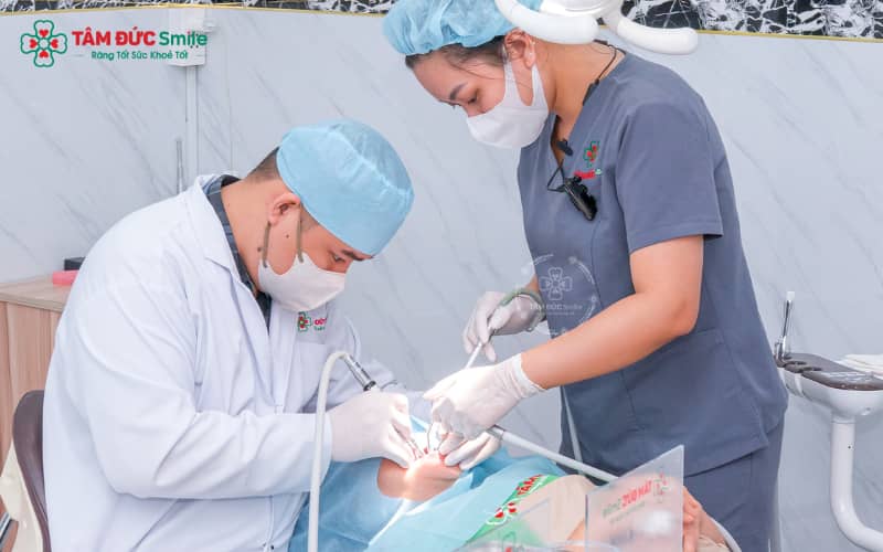 Tái khám định kỳ giúp Implant tức thì lành thương nhanh chóng và duy trì lâu dài.